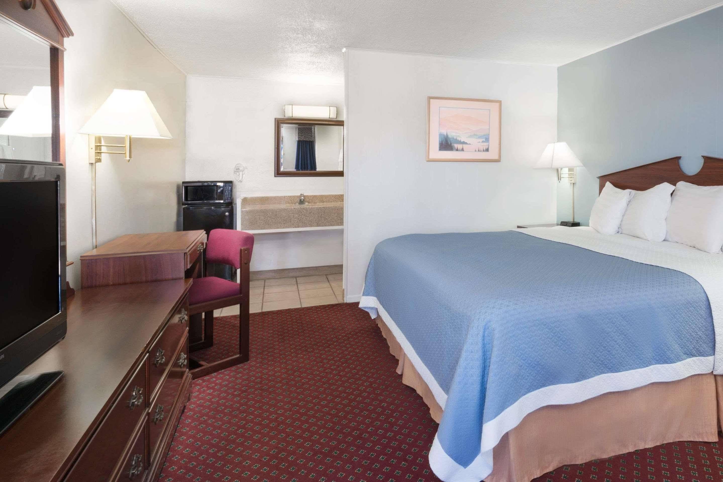 Travelodge By Wyndham Las Vegas Nm Exterior photo