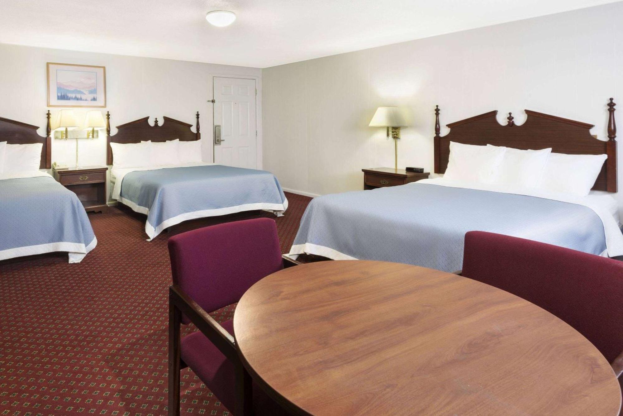 Travelodge By Wyndham Las Vegas Nm Exterior photo