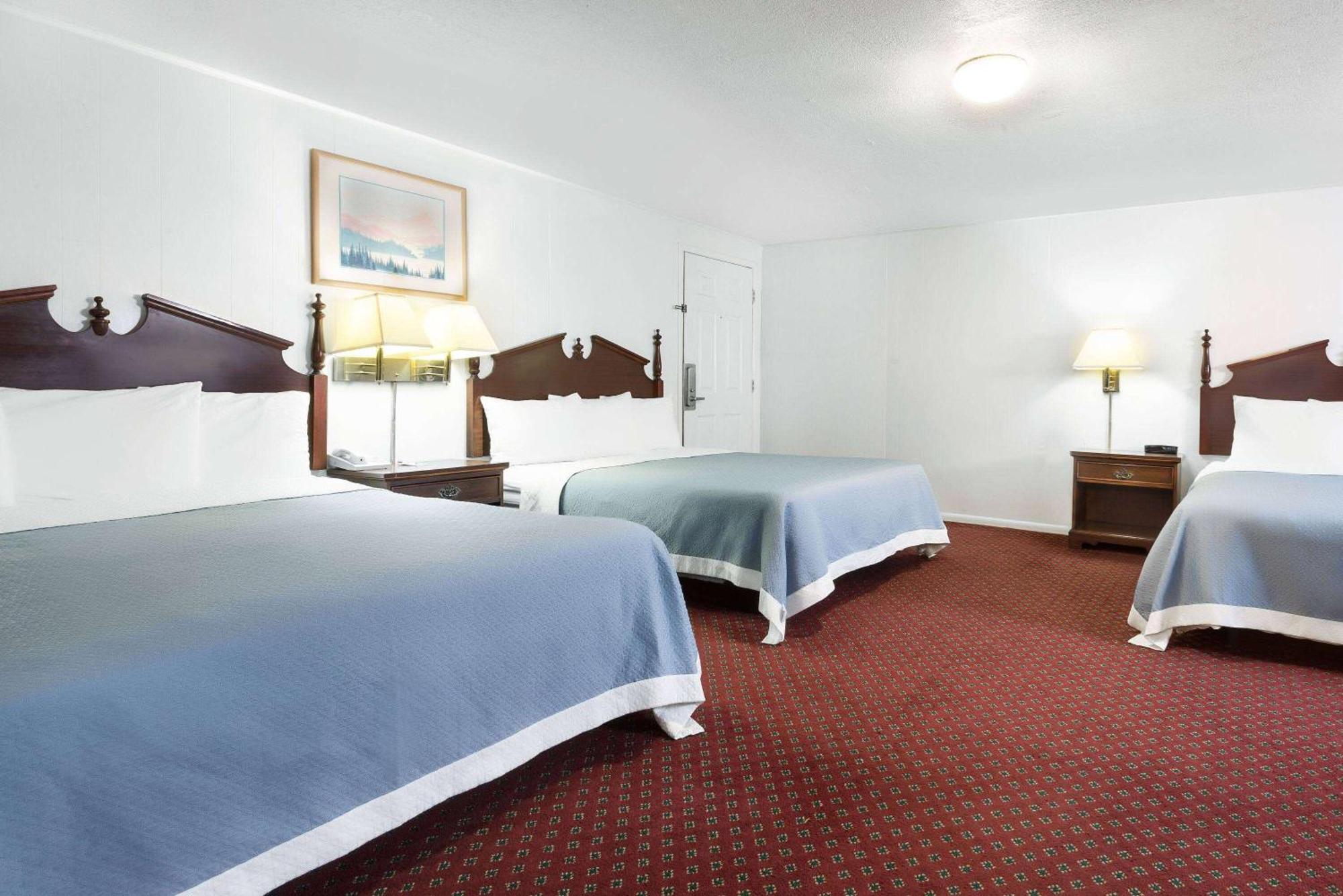 Travelodge By Wyndham Las Vegas Nm Exterior photo
